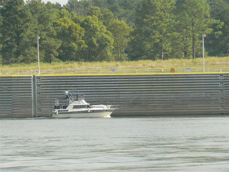 041-Boat traveling to lock.JPG